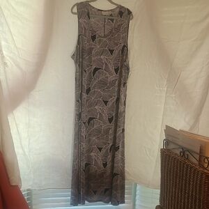 Sleeveless Black and White Leaf-Print Maxi Dress